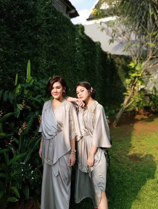 Kompaknya Sissy Priscillia dan Vanesha Prescilla memang bukan sesuatu yang baru, namun ketika keduanya mengunggah foto bersama banyak netizen yang memuji kecantikan kakak beradik aktris ini. (Liputan6.com/IG/@sysiio)