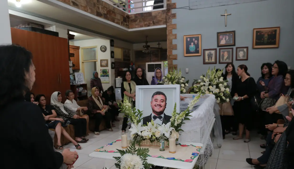 Penyanyi kelahiran Jakarta 7 November 1983 itu meninggal dunia saat tertidur usai main PS. Almarhum dipastikan meninggal setelah dibawa ke RS Premier, Bintaro, Minggu, 31 Juli 2016. (Adrian Putra/Bintang.com)