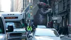 Balon tikus raksasa berjalan di tengah kota untuk diletakkan di luar kantor perusahaan sebagai simbol protes di New York, Kamis (26/12/2019). Serikat pekerja Amerika telah menggunakan balon tikus  untuk menyoroti praktik perburuhan yang tidak adil sejak 1990-an. (TIMOTHY A. CLARY/AFP)