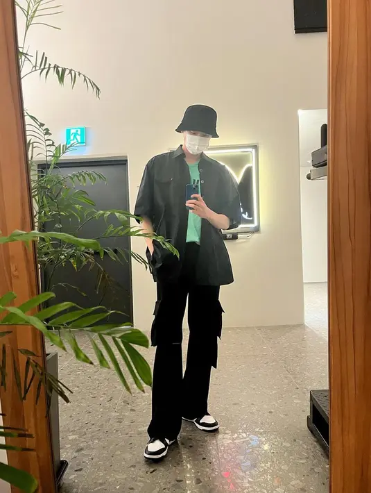 Tampil serba hitam dari atas sampai bawah, penampilan Lee Jong Suk ini simpel tapi stylish. Kaus warna tosca yang dikenakannya dan didukung dengan kemeja sebagai outer, penampilan Lee Jong Suk makin keren. Meski pakai masker dan topi bucket hat yang dikenakannya menutupi wajahnya, tak mengurangi ketampanan yang dipancarkan bintang drakor Pinnochio ini. (Liputan6.com/IG/@jongsuk0206)