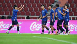 Striker Timnas Thailand U-22, Yotsakorn Burapha merayakan gol tendangan bebas yang ia cetak ke gawang Timnas Malaysia U-22 dalam laga semifinal SEA Games 2025 di Stadion Rajamangala, Bangkok, Senin (15/12/2025). (Dok. FA Thailand)