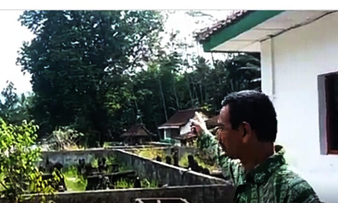 Bekas tongkat Sunan Kalijaga menjadi pohon angsana di Masjid Kedondong, Kulon Progo, Daerah Istimewa Yogyakarta. (Liputan6.com/Yanuar H)