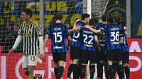 Ekspresi gelandang Juventus, Kenan Yildiz dengan latar belakang para pemain Inter Milan merayakan gol dalam duel di Stadion Guiseppe Meazza, Senin (5/2/2024) dini hari WIB. (ISABELLA BONOTTO / AFP)