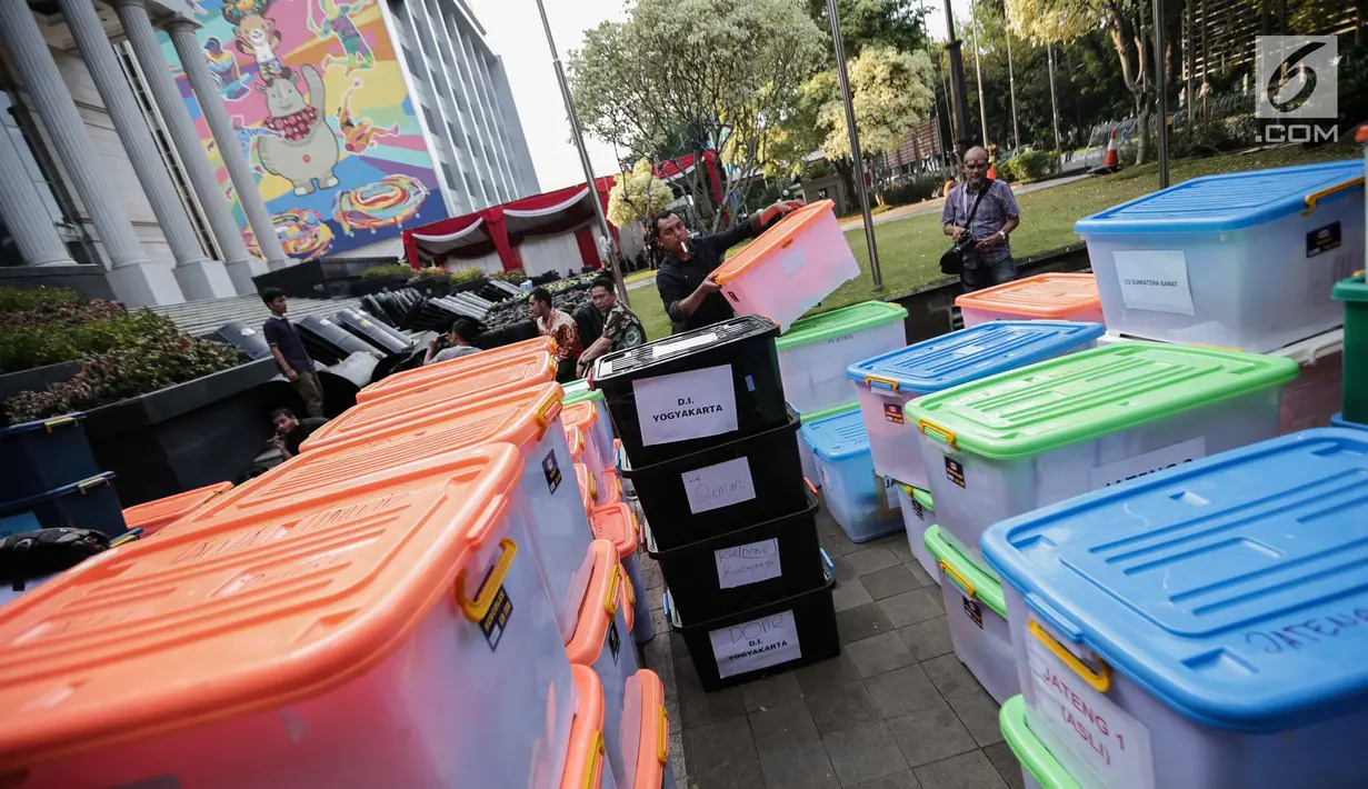 Petugas memeriksa barang bukti BPN Prabowo-Sandiaga yang nantinya akan diserahkan kepada panitera Mahkamah Konstitusi (MK), Jakarta, Selasa, (18/6/2019). BPN mengklaim akan membawa 12 truk yang disinggung saat Sidang Sengketa Pilpres 2019. (Liputan6.com/Faizal Fanani)