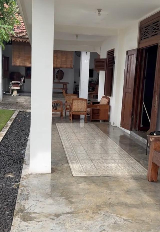 3. Teras Terbuka dengan Sentuhan Klasik