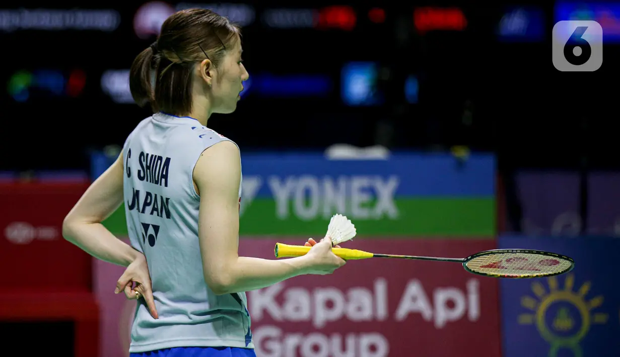 Pebulu tangkis ganda putri Jepang Chiharu Shida memberikan kode kepada rekannya Nami Matsuyama saat melawan pebulu tangkis ganda putri Jepang Yuki Fukusima/Sayaka Hirota pada pertandingan final East Ventures Indonesia Open 2022 di Istora Senayan, Jakarta, Minggu (19/6/2022). Nami Matsuyama/Chiharu Shida menjuarai East Ventures Indonesia Open 2022 usai mengalahkan Yuki Fukusima/Sayaka Hirota dengan skor 18-21, 21-14, dan 21-17. (Liputan6.com/Faizal Fanani)