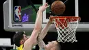 Pebasket Boston Celtics, Daniel Theis, menghadang dunk dari pebasket Indana Pacers, T.J Leaf,  pada laga NBA di TD Garden, Boston, Kamis (10/1). Celtics berhasil menang 135-108 atas Pacers. (AP/Charles Krupa)