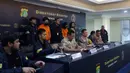 Sebelumnya, Polres Metro Jakarta Utara menetapkan pemilik WO Ayu Puspita, dan Dimas sebagai tersangka. Tampak dalam foto, Ayu Puspita, pemilik Wedding Organizer by Ayu Puspita (kedua kanan belakang), dhadirkan pada rilis kasusnya di Gedung Ditreskrimum Polda Metro Jaya, Sabtu (13/12/2025). (Kapanlagi.com/Budy Santoso)