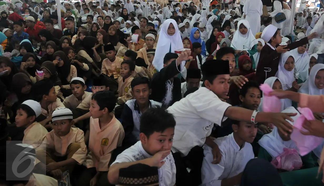 Sejumlah anak yatim piatu mengikuti buka bersama SCTV - Indosiar dan Yayasan Peduli Anak Indonesia (Pena) di Taman Impian Jaya Ancol, Jakarta, Selasa (21/6). Acara ini mengundang 1.000 anak yatim piatu dari 19 panti asuhan. (Liputan6.com/Johan Tallo)