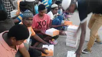 Relawan RZ mendistribusikan 800 paket Berbagi Buka Puasa untuk pengungsi Rohingya di posko Kuala Langsa, Aceh.