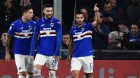 Penyerang Sampdoria, Gianluca Caprari (kanan) berselebrasi dengan rekan-rekannya usai mencetak gol ke gawang Juventus pada pertandingan lanjutan Liga Serie A Italia di stadion Luigi-Ferraris di Genoa (18/12/2019). Juventus menang tipis 2-1 atas Sampdoria. (AFP/Marco Bertorello)