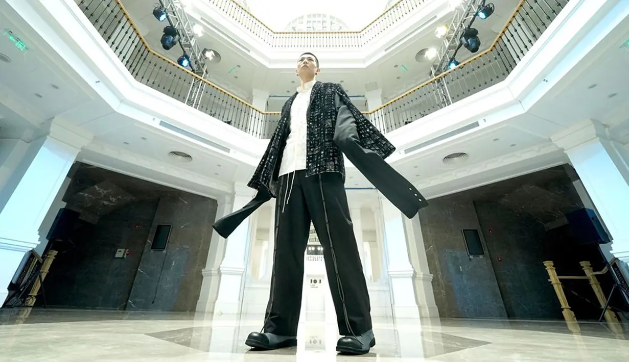 Model menampilkan kreasi busana Link Unique dalam pertunjukan langsung secara daring (livestream show) China Fashion Week 2020/2021 AW Collection di Beijing, 3 Mei 2020. Kreasi Dejin dan Link Unique ditampilkan via livestreaming tanpa penonton di lokasi karena pandemi COVID-19. (Xinhua/Chen Jianli)