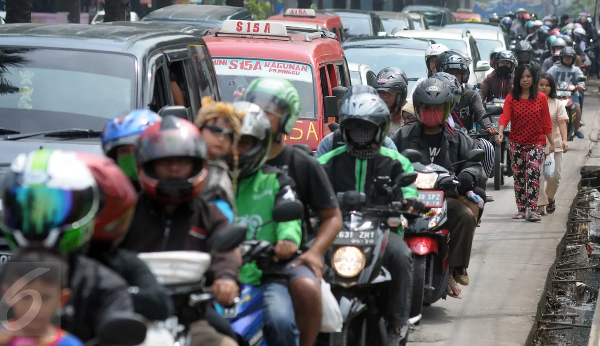Sejumlah Kendaraan terjebak Macet R. M Harsono Kawasan Ragunan, Jakarta, Jumat (6/5).Kepadatan juga ditambah dengan wisatawan dari luar Jakarta. (Liputan6.com/Helmi Afandi)