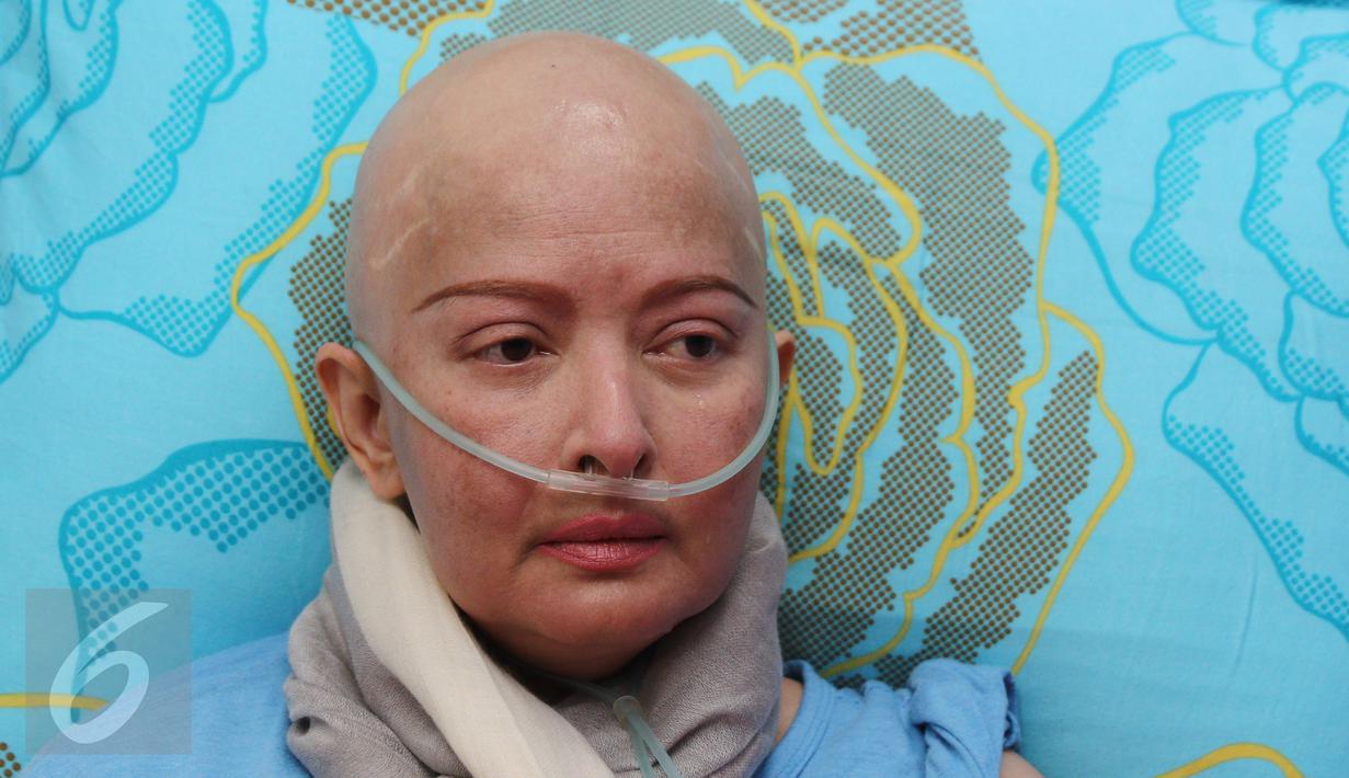 Terungkapnya kanker payudara yang diidap Yana Zein sendiri tidak terlepas dari kesulitan biaya yang tengah dialami Yana Zein untuk pengobatan penyakitnya, Jakarta, Selasa (3/1). (Liputan6.com/Herman Zakharia)