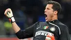 Inter Milan's goalkeeper Julio Cesar celebrates as Inter Milan's midfielder Sulley Ali Muntari scores against Juventus during their Italian Serie A football match on November 22, 2008 at San Siro Stadium in Milan. AFP PHOTO / ALBERTO PIZZOLI 