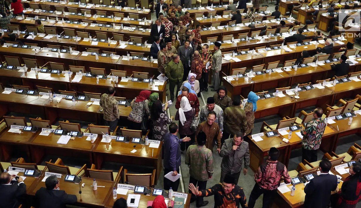 Anggota Dewan dari 4 Fraksi yaitu Gerindra, PAN, Demokrat, dan PKS melakukan Walk Out saat Pengambilan Keputusan RUU Pemilu, di Komplek Parlemen, Senayan, Jakarta, Kamis (21/7). DPR memilih opsi A, yaitu Presidential Threshold. (Liputan6.com/Johan Tallo)