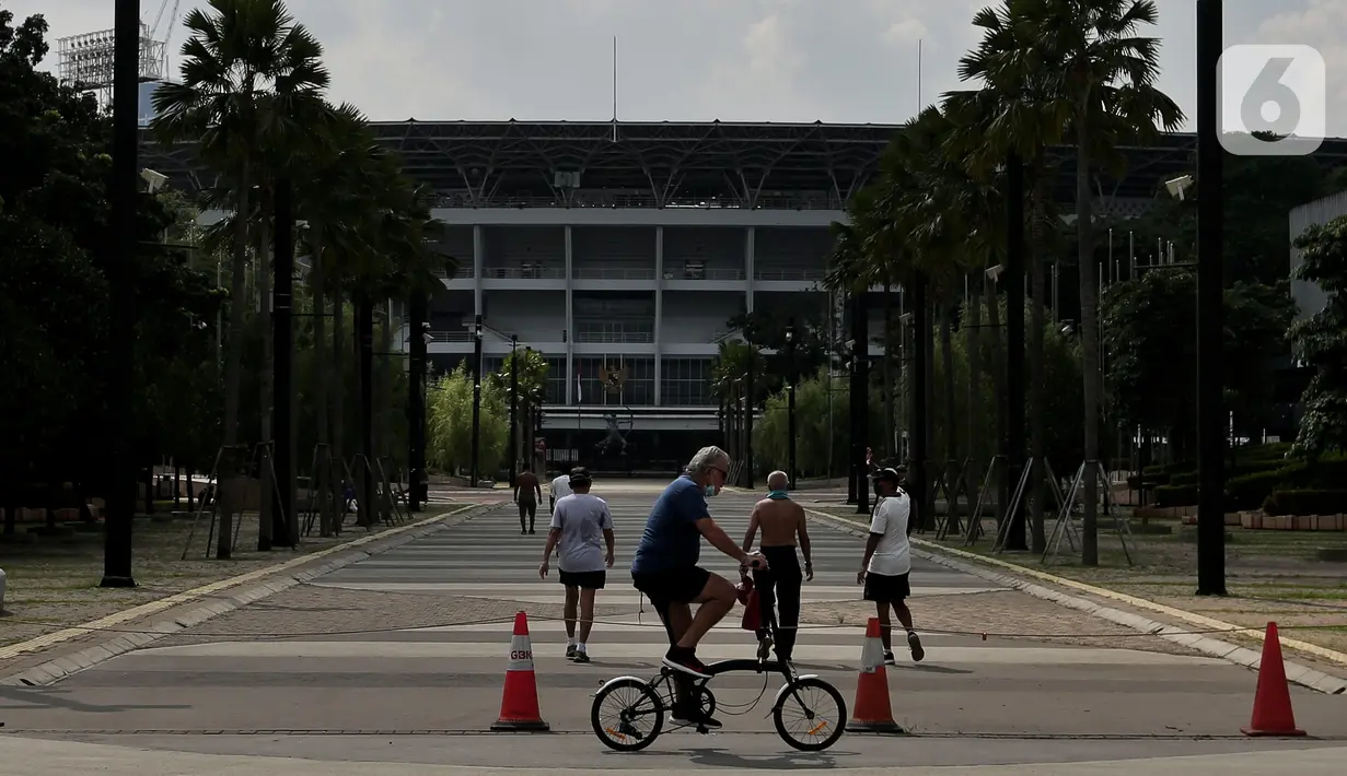 Sejumlah orang berolahraga selama pemberlakuan Pembatasan Sosial Berskala Besar (PSBB) di Komplek Gelora Bung Karno, Kawasan Senayan, Jakarta, Kamis (16/4/2020). Kendati Kawasan Senayan pun juga diterapkan PSBB, warga bisa tetap berolahraga di Komplek GBK. (Liputan6.com/Johan Tallo)