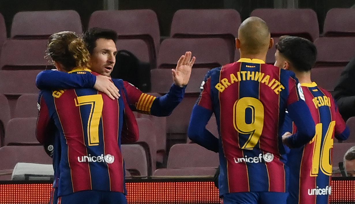Para pemain Barcelona merayakan gol yang dicetak oleh Lionel Messi ke gawang Levante pada laga Liga Spanyol di Stadion Camp Nou, Senin (14/12/2020). Barcelona menang dengan skor 1-0. (AFP/Lluis Gene)