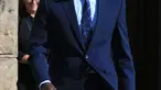 Bek Manchester City asal Prancis, Benjamin Mendy meninggalkan Pengadilan Chester Crown usai menjalani atas dugaan pemerkosaan dan penyerangan terhadap tujuh wanita di Inggris (10/8/2022). Mendy (28) yang menghadapi delapan dakwaan pemerkosaan, satu dakwaan penyerangan seksual dan satu dakwaan percobaan pemerkosaan, terkait dengan tujuh wanita muda, dapat melihat karir bermainnya berakhir di penjara jika terbukti bersalah. (AFP/Lindsey Parnaby)