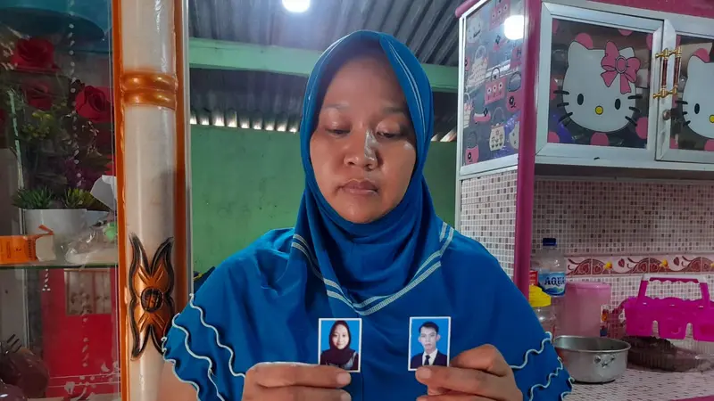 Orangtua Mempelai Wanita Menunjukkan Foto Calon Pengantin. (Senin, 09/08/2021). (Liputan6.com/Yandhi Deslatama).