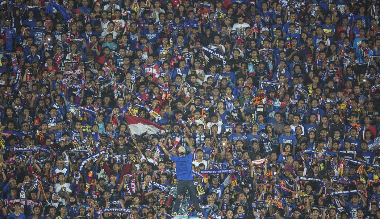 Ribuan Aremania menyaksikan laga Arema Cronus melawan Bali United pada laga perempat final Piala Presiden di Stadion Kanjuruhan, Malang, Sabtu (19/9/2015). (Bola.com/Vitalis Yogi Trisna)