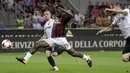 Pemain AC Milan, Franck Kessie berusaha melewati adangan para pemain Shkendija pada kualifikasi Europa League di San Siro Stadium, (17/8/2017). Milan menang 6-0. (AP/Antonio Calanni)