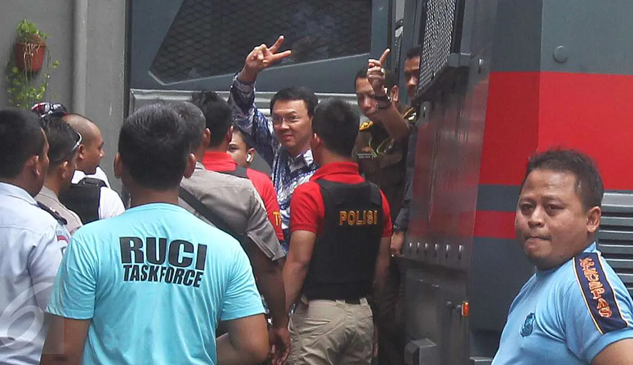 Basuki Tjahaja Purnama atau Ahok menyapa awak media saat tiba di Rutan Cipinang, Jakarta Timur, Selasa (9/5). Majelis hakim memvonis Ahok pidana penjara dua tahun. (Liputan6.com/Helmi Afandi)