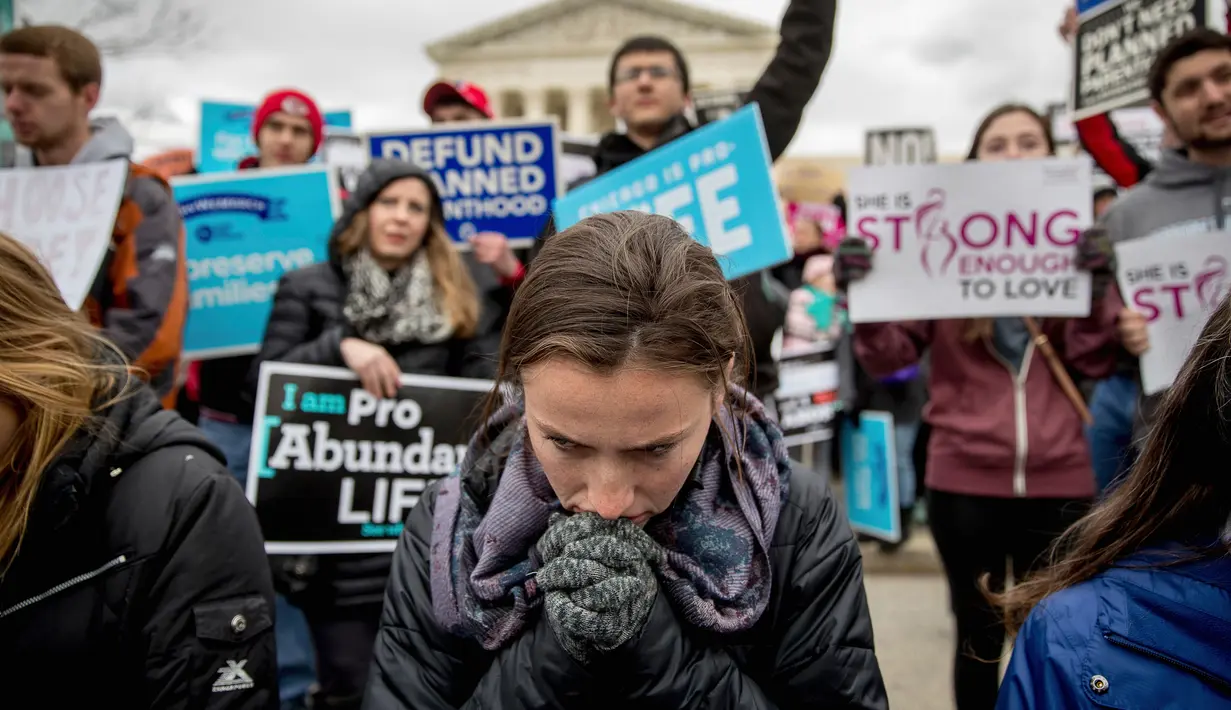 Aktivis antiaborsi AS menentang pelegalan aborsi yang disahkan Mahkamah Agung AS, Washington, Jumat (27/1).   Mereka berpendapat kehidupan dari setiap manusia, sekalipun masih berada di dalam kandungan, sangat berharga. . (AP PHOTO)