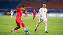 <p>Pemain Timnas Indonesia U-24, Egy Maulana Vikri (kiri), mengontrol bola dan berusaha melewati hadangan&nbsp;pemain Kirgistan dalam laga Grup F Asian Games 2022 yang digelar di Zhejiang Normal University East Stadium, Jinhua, China, Selasa (19/9/2023) malam WIB. (Dok. NOC Indonesia)</p>