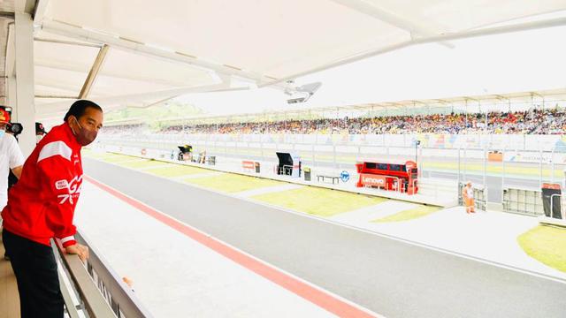 Foto: Jokowi Ditemani Ibu Iriana Hadiri Balapan MotoGP Mandalika 2022