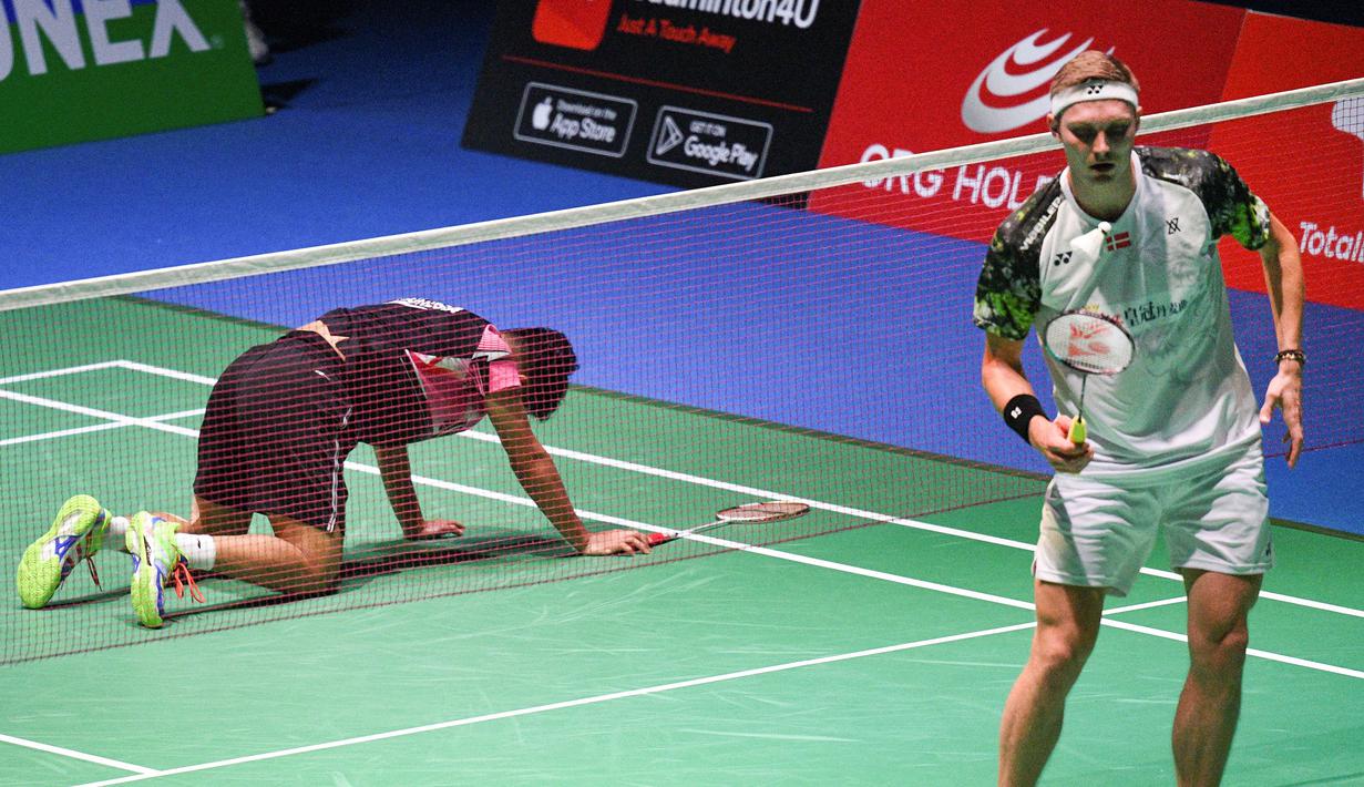 Wakil tunggal putra Indonesia Anthony Sinisuka Ginting (kiri) harus mengakui keunggulan tunggal putra Denmark Viktor Axelsen dalam pertandingan semifinal Kejuaraan Dunia Bulutangkis 2022, Jumat (26/08/2022). (AFP/Richard A. Brooks)