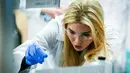 Ivanka Trump menggunakan pipet mengukur tingkat nikotin dalam rokok ketika melakukan kunjungan di laboratorium di  Waukee Innovation and Learning Centre di Waukee, Iowa, (19/3). (Rodney White/The Des Moines Register via AP)