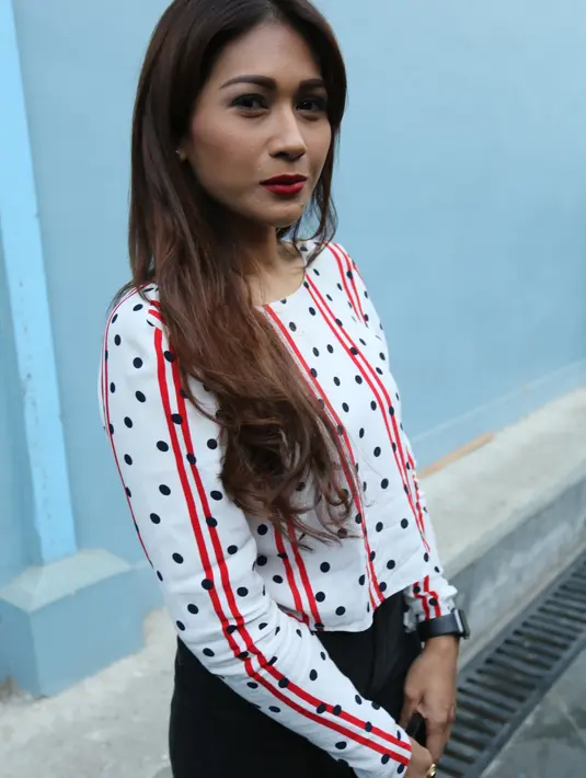 Beberapa bulan silam, penyanyi Tata Janeeta mengungkapkan kesedihannya lantaran di cerai oleh suaminya, Mehdi Zati. Yang membuat tambah sedih lantaran di cerai melalui pesan singkat. (Adrian Putra/Bintang.com)