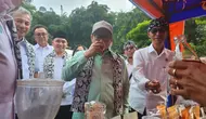 Menko Pemberdayaan Masyarakat, Muhaimin Iskandar saat menikmati minuman unik UMKM Desa BRILian, Ketapanrame, Kabupaten Mojokerto. (detikai.com/Dicky Agung Prihanto)