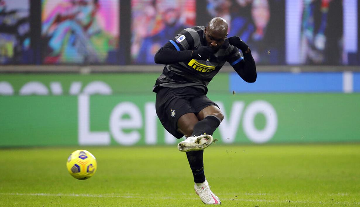 Pemain Inter Milan Romelu Lukaku mencetak gol ke gawang Benevento pada pertandingan Serie A Liga Italia di Stadion San Siro, Milan, Italia, Sabtu (30/1/2021). Inter Milan membantai Benevento 4-0. (AP Photo/Luca Bruno)