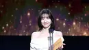Kemudian Park Ji Hyun dengan off the shoulder dress warna putih yang sederhana. [@jhcapricious].