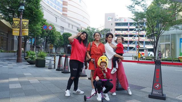 [Fimela] Ussy Sulistiawaty dan anak-anaknya