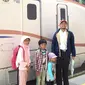 Khoirul Anwar  bersama anak-anaknya di Jepang (sumber: Facebook.com)