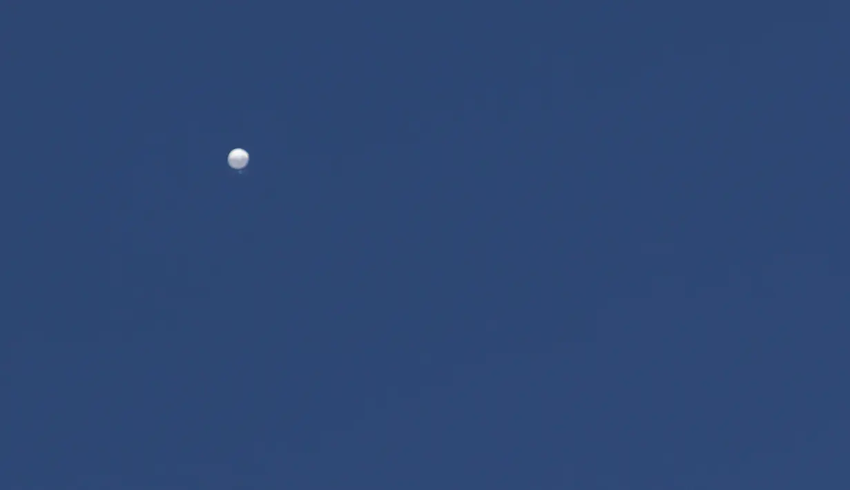 Sebuah balon terbang di atas Columbia, Missouri, Amerika Serikat, 3 Februari 2023.  Insiden balon mata-mata ini menandai titik didih baru dalam hubungan Amerika Serikat (AS)-China yang tegang dan telah menurun selama bertahun-tahun akibat sejumlah isu. (Anna Griffin/Missourian via AP)
