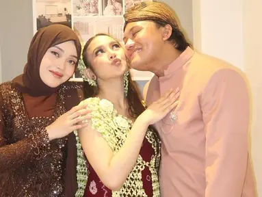 Selain Mahalini, adik Rizky Febian yakni Putri Delina juga mencuri perhatian dengan penampilannya yang anggun. Ia tampil menawan dalam kebaya cokelat yang elegan, memadukan unsur tradisional dan modern dengan sempurna. (Liputan6.com/IG/@putridelinaa)