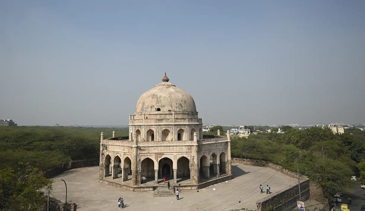 Orang-orang mengunjungi Makam Adham Khan abad ke-16, juga dikenal sebagai (Bhool Bhulaiya), di New Delhi (16/2/2022). Makam Adham Khan adalah makam Adham Khan abad ke-16, seorang jenderal Kaisar Mughal Akbar. (AFP/Sajjad Hussain)