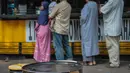 Suasana tempat nongkrong Islamic Youth Economic Forum (Isyef) Point seusai peresmian di Masjid Cut Meutia, Jakarta, Selasa (20/11). Isyef Point akan fokus pada pemberdayaan ekonomi pemuda dan remaja masjid. (Liputan6.com/Faizal Fanani)