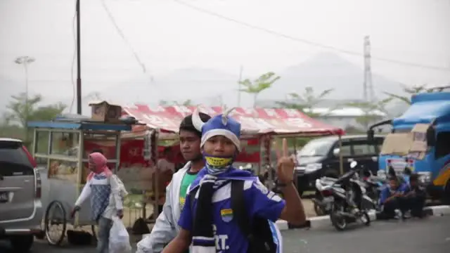 Bobotoh datang ke stadion Si Jalak Harupat untuk menyaksikan pertandingan persahabatan antara Persib melawan Malaysia All Stars, Sabtu (24/10/2015)