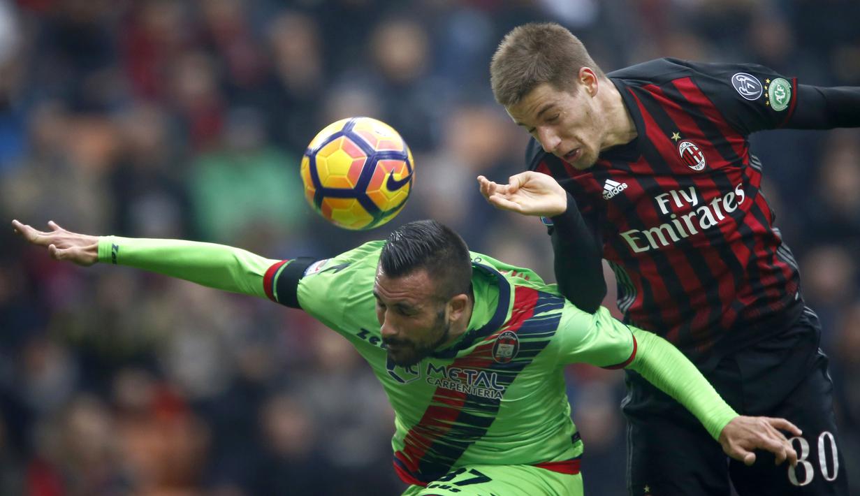 Pemain AC Milan, Mario Pasalic (kanan) berduel dengan pemain Crotone, Bruno Martella pada lanjutan Serie A di San Siro Stadium, Milan, (04/12/2016). Pasalic mencetak gol pertama Milan. (AFP/Marco Bertorello)