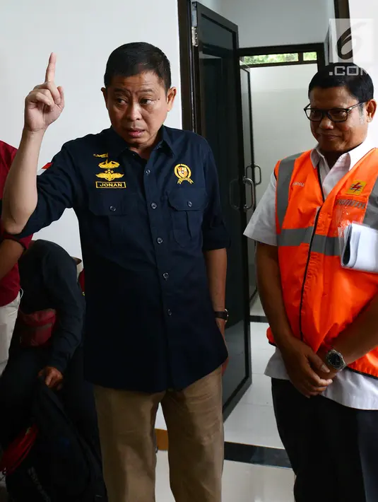 Menteri ESDM Ignasius Jonan memantau aktivitas Gunung Anak Krakatau dari Pos Pantau di Serang, Banten, Jumat (28/12). Jonan menegaskan bahwa peningkatan status ini berdasar pengamatan dan analisis data visual maupun instrumental. (Merdeka.com/Imam Buhori)