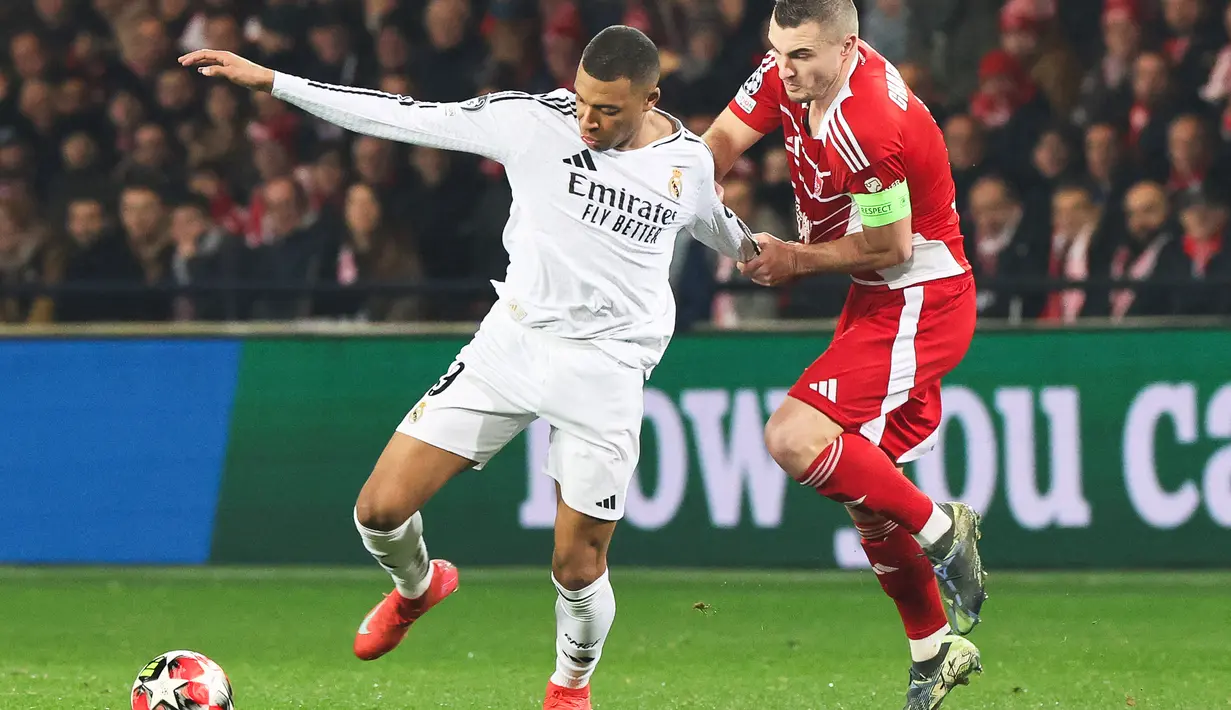 Skor 1-0 untuk kemenangan Real Madrid bertahan hingga akhir babak pertama. (FRED TANNEAU/AFP)