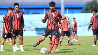 Seragam latihan baru Arema FC. (Iwan Setiawan/Bola.com)