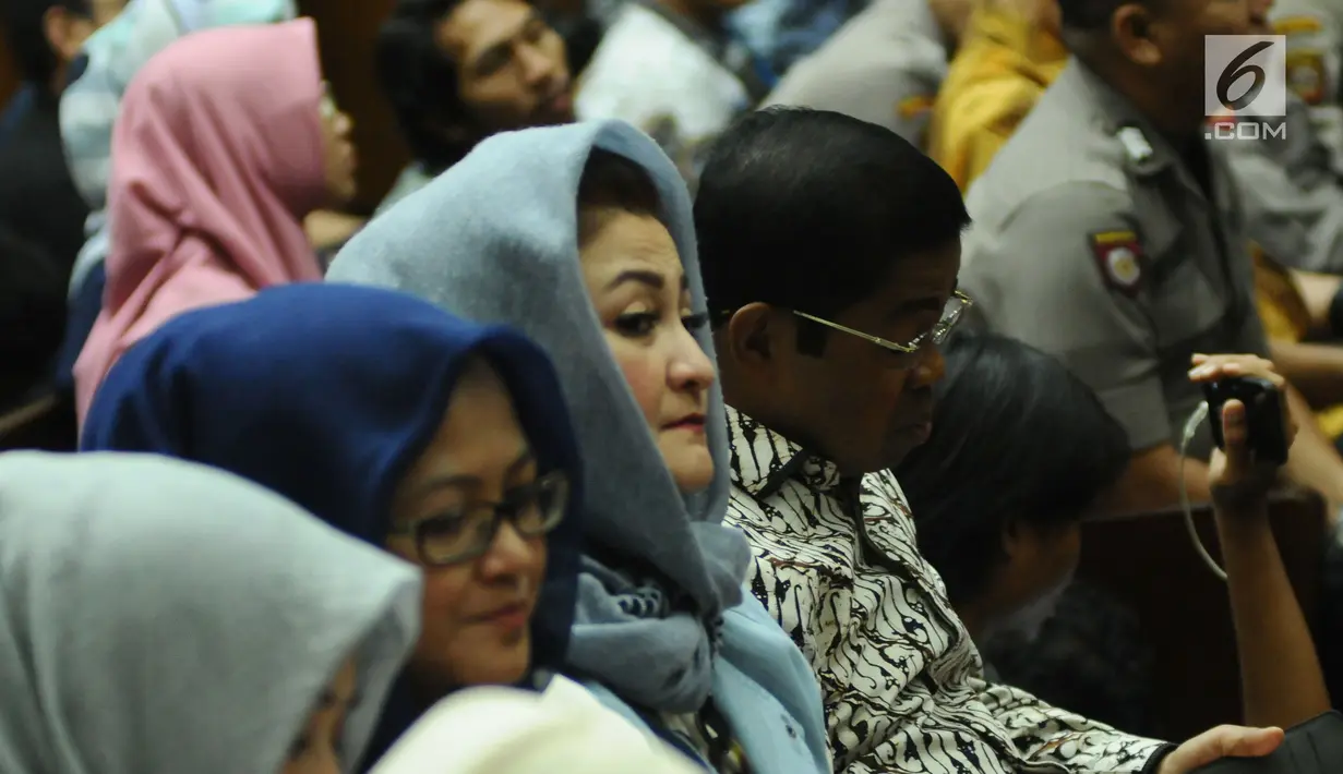 Istri Setya Novanto, Deisti Astriani Tagor (kedua kanan) saat mengikuti sidang lanjutan dugaan korupsi E-KTP di Pengadilan Tipikor, Jakarta, Kamis (28/12). Sidang mendengar tanggapan eksepsi dakwaan oleh JPU. (Liputan6.com/Helmi Fithriansyah)