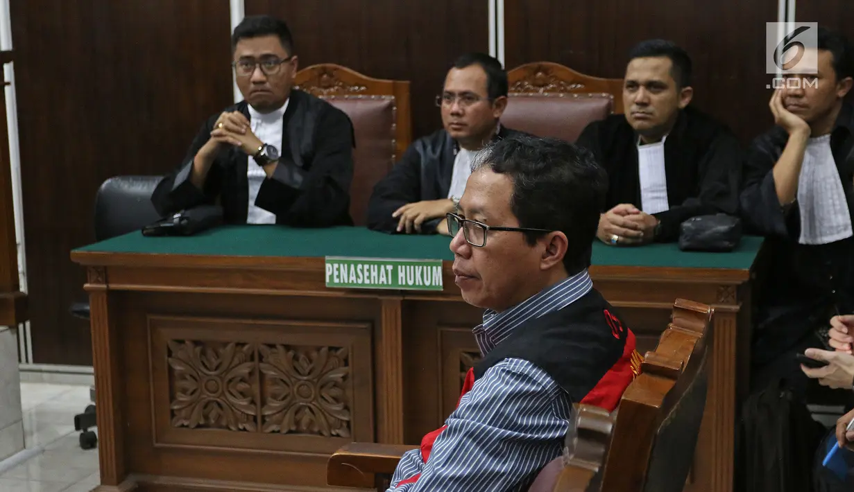 Terdakwa kasus penghancuran barang bukti dugaan pengaturan skor Joko Driyono saat menjalani sidang pembacaan tuntutan di PN Jakarta Selatan, Jakarta, Kamis (4/7/2019). JPU menuntut mantan Plt Ketua Umum PSSI itu dengan hukuman dua tahun enam bulan penjara. (Liputan6.com/Herman Zakharia)