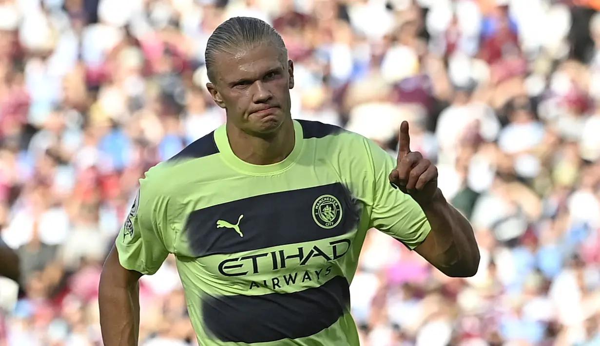 Erling Haaland yang baru membela Manchester City pada musim ini berhasil mempersembahkan dua gol hingga pekan kedua Liga Inggris 2022/2023. Kedua gol pemain asal Norwegia tersebut dicetak saat Manchester City menang 2-0 atas West Ham di pekan pertama (07/08/2022). (AFP/Justin Tallis)